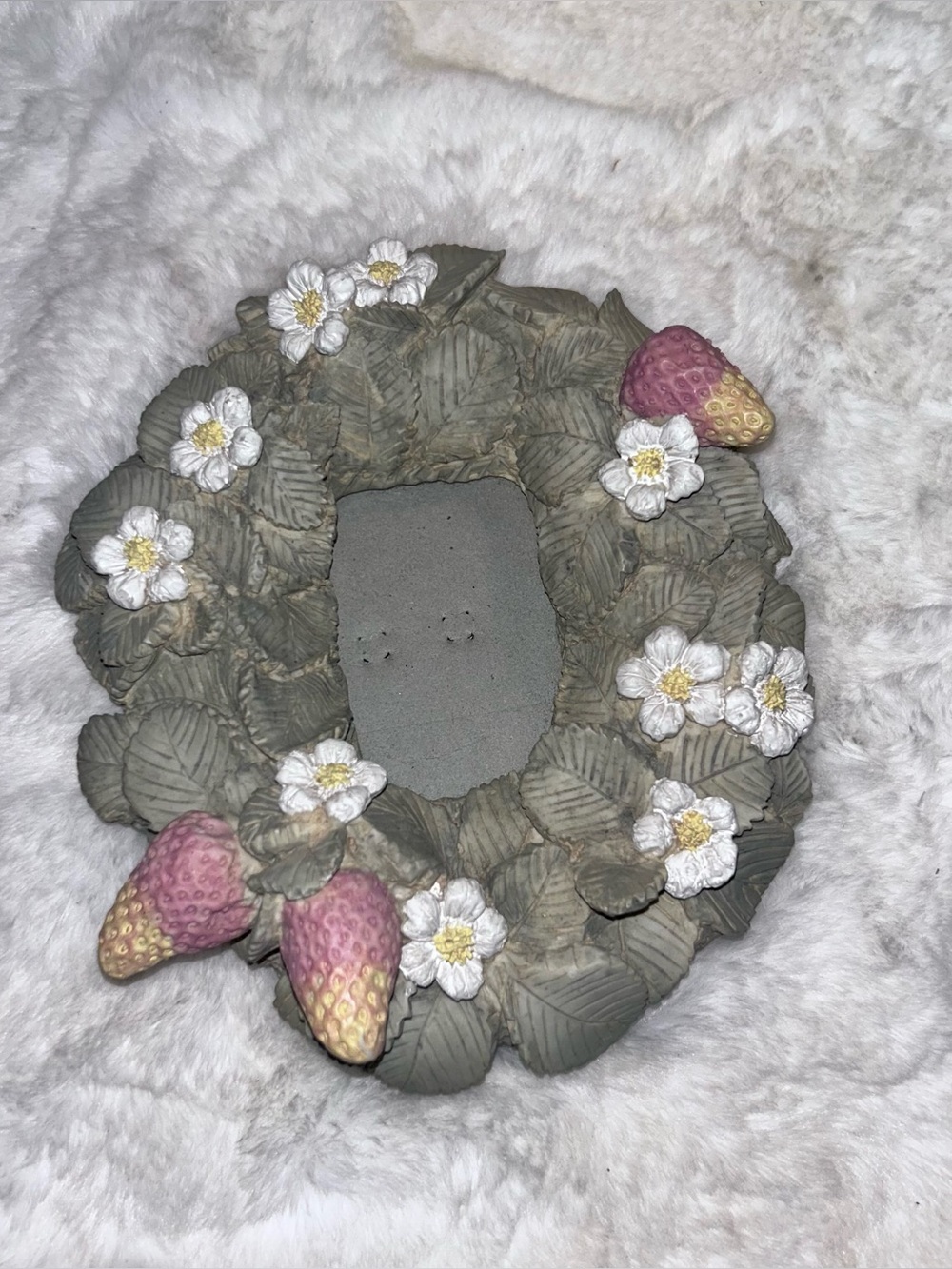 Vintage 1989 Fancy Frames United Design strawberry Resin Picture Frame cottage